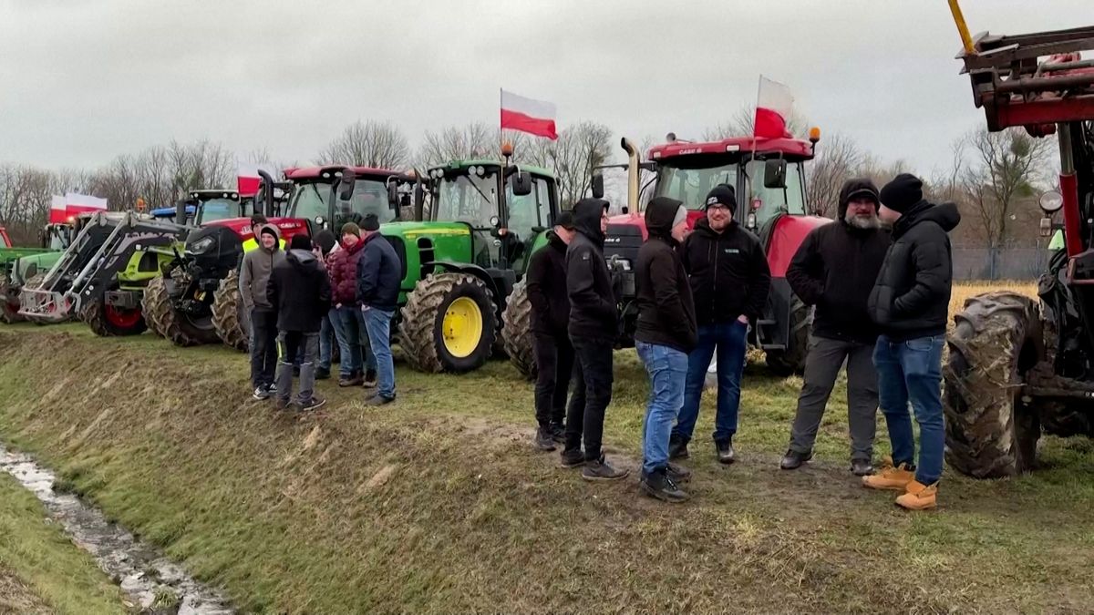 V Polsku protestovali zemědělci, po celé zemi blokovali s traktory silnice